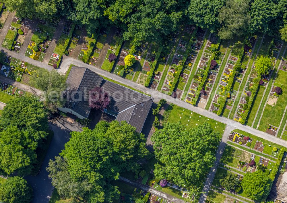 Aerial image Herne - Grave rows on the grounds of the cemetery on street Edmund-Weber-Strasse in the district Wanne-Eickel in Herne at Ruhrgebiet in the state North Rhine-Westphalia, Germany