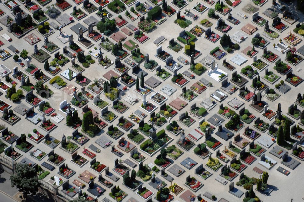 Hersbruck from the bird's eye view: Grave rows on the grounds of the cemetery on street Amberger Strasse in Hersbruck in the state Bavaria, Germany