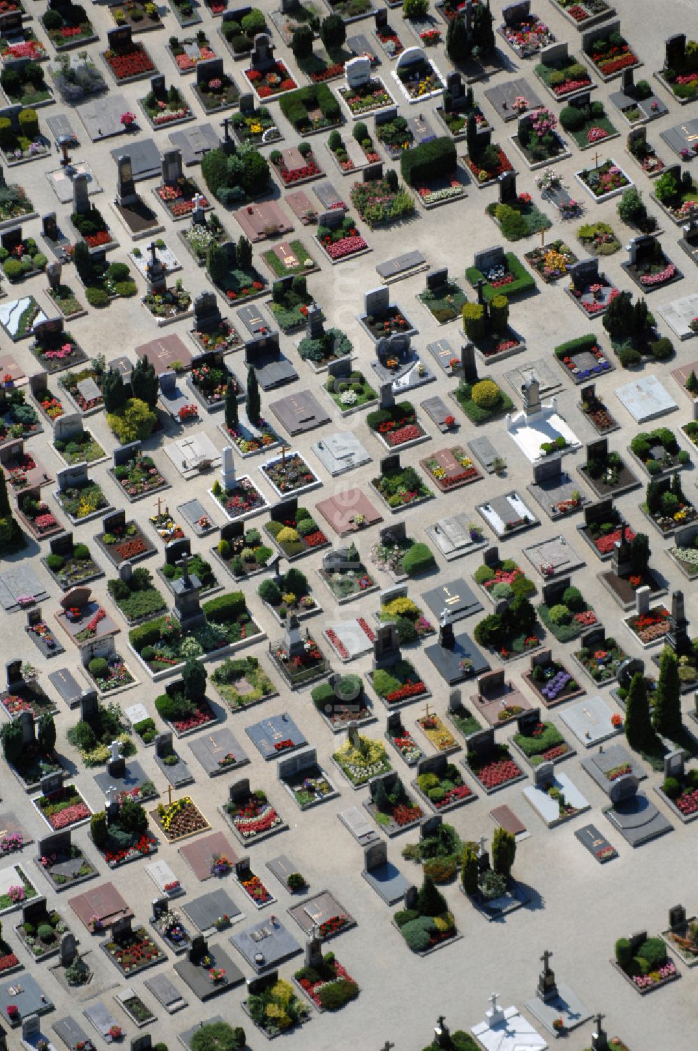 Aerial photograph Hersbruck - Grave rows on the grounds of the cemetery on street Amberger Strasse in Hersbruck in the state Bavaria, Germany