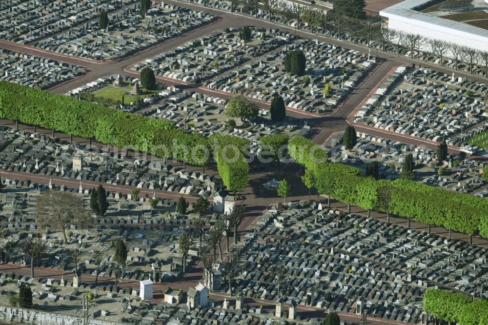 Levallois-Perret from above - Grave rows on the grounds of the cemetery Cimetiere Levallois-Perret an der Rue Baudin in Levallois-Perret in Ile-de-France, France