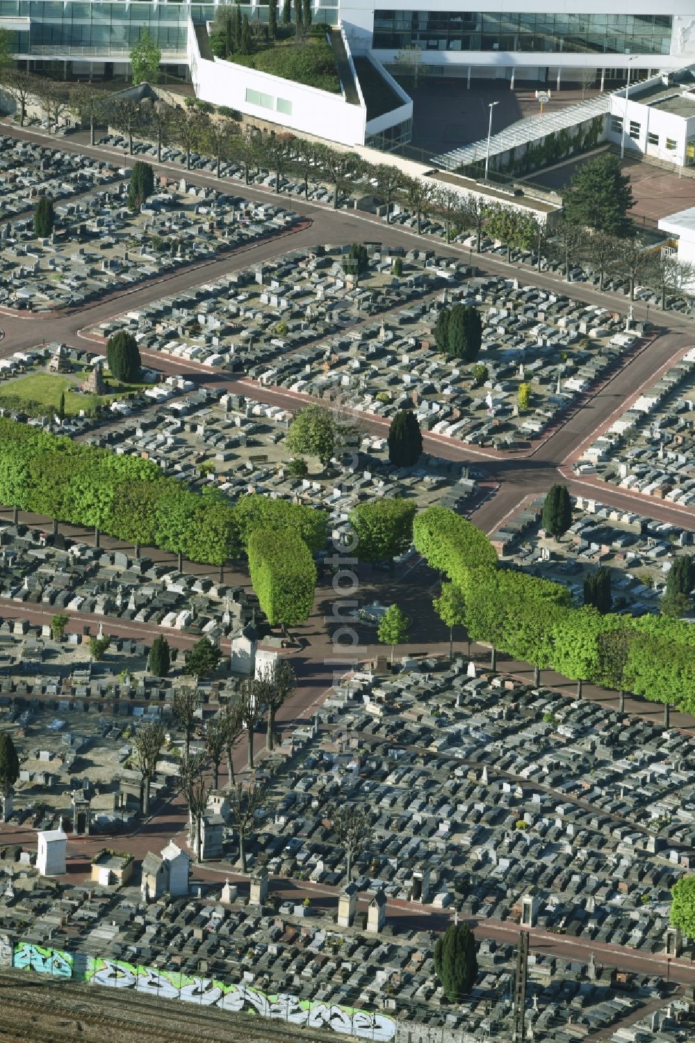 Levallois-Perret from the bird's eye view: Grave rows on the grounds of the cemetery Cimetiere Levallois-Perret an der Rue Baudin in Levallois-Perret in Ile-de-France, France