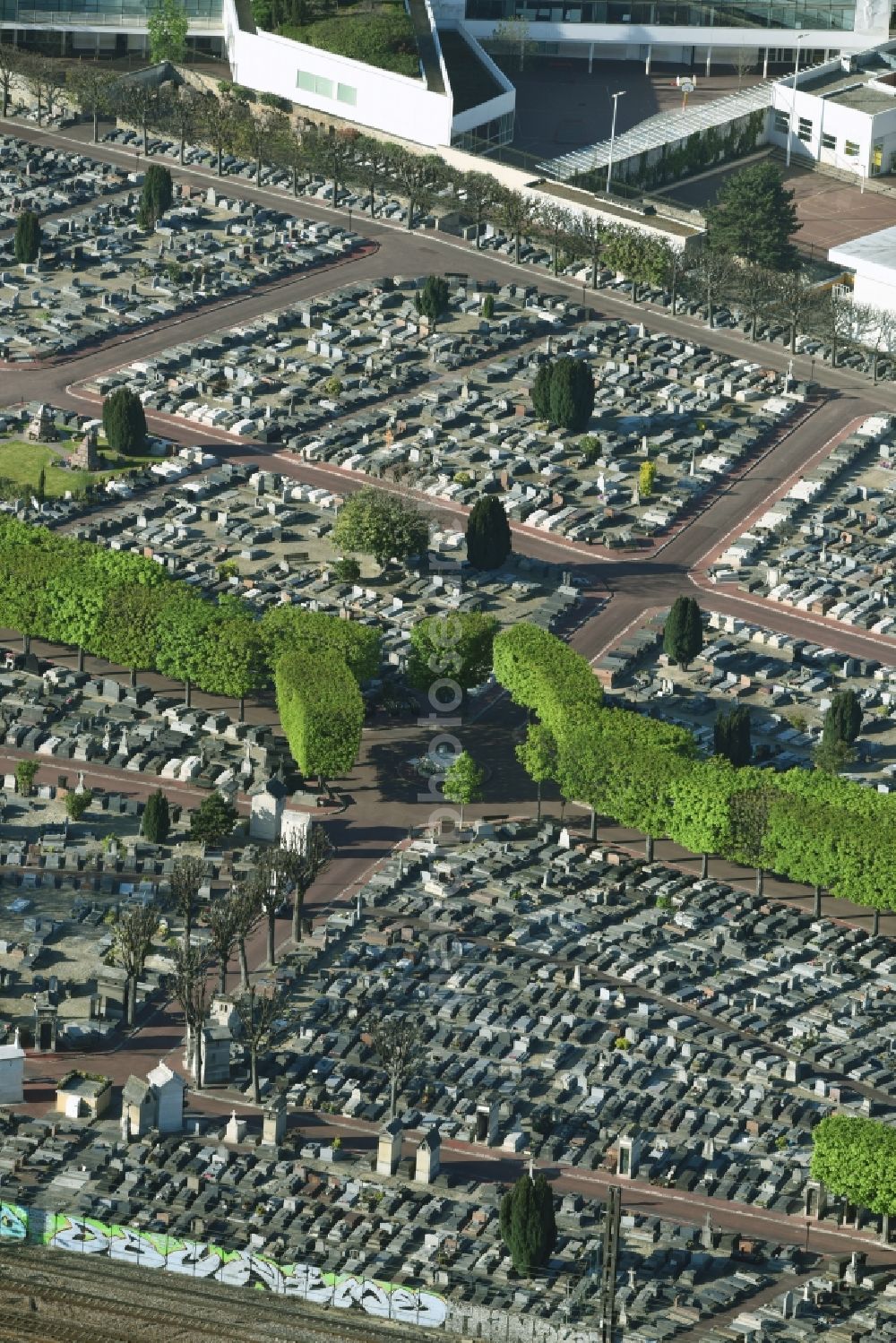 Aerial image Levallois-Perret - Grave rows on the grounds of the cemetery Cimetiere Levallois-Perret an der Rue Baudin in Levallois-Perret in Ile-de-France, France