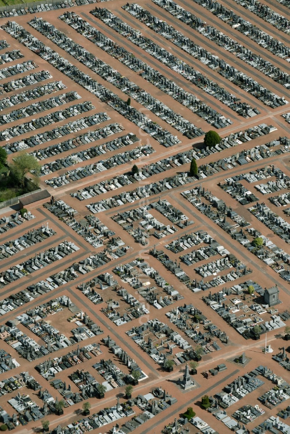 Lievin from the bird's eye view: Grave rows on the grounds of the cemetery - Cimetiere de La Tourelle in Lievin in Nord-Pas-de-Calais Picardy, France