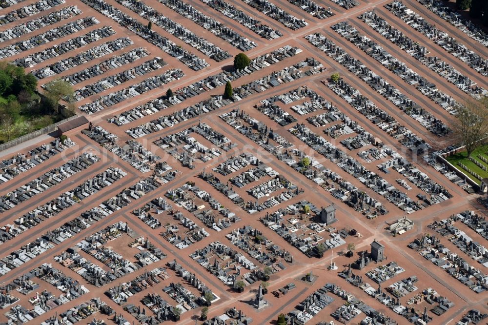 Aerial photograph Lievin - Grave rows on the grounds of the cemetery Cimetiere de La Tourelle in Lievin in Nord-Pas-de-Calais Picardy, France