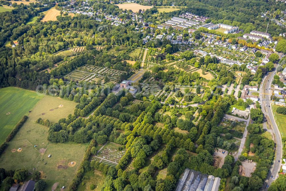 Mülheim an der Ruhr from above - Grave rows on the grounds of the cemetery Muelheim on Ruhr in Muelheim on the Ruhr in the state North Rhine-Westphalia, Germany