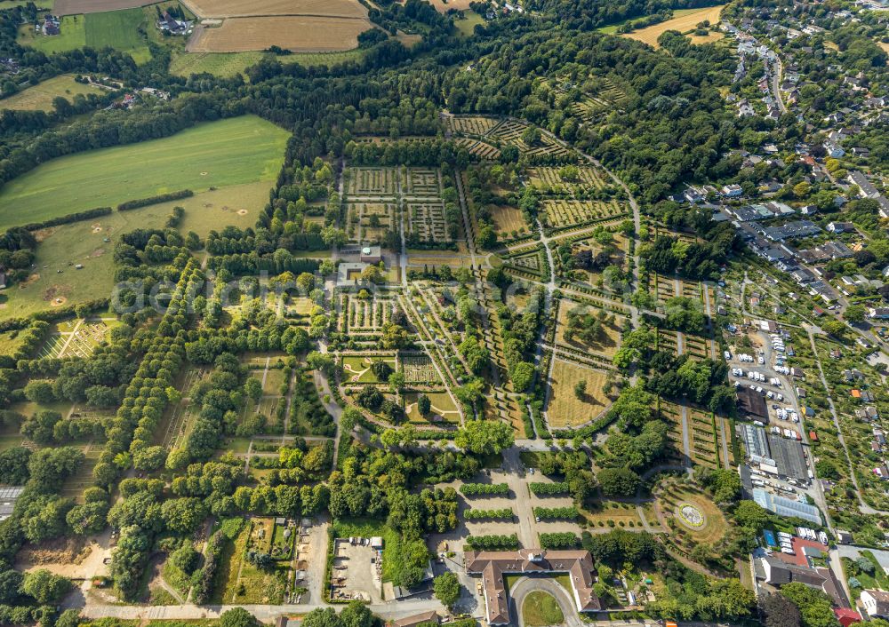 Mülheim an der Ruhr from the bird's eye view: Grave rows on the grounds of the cemetery Muelheim on Ruhr in Muelheim on the Ruhr in the state North Rhine-Westphalia, Germany