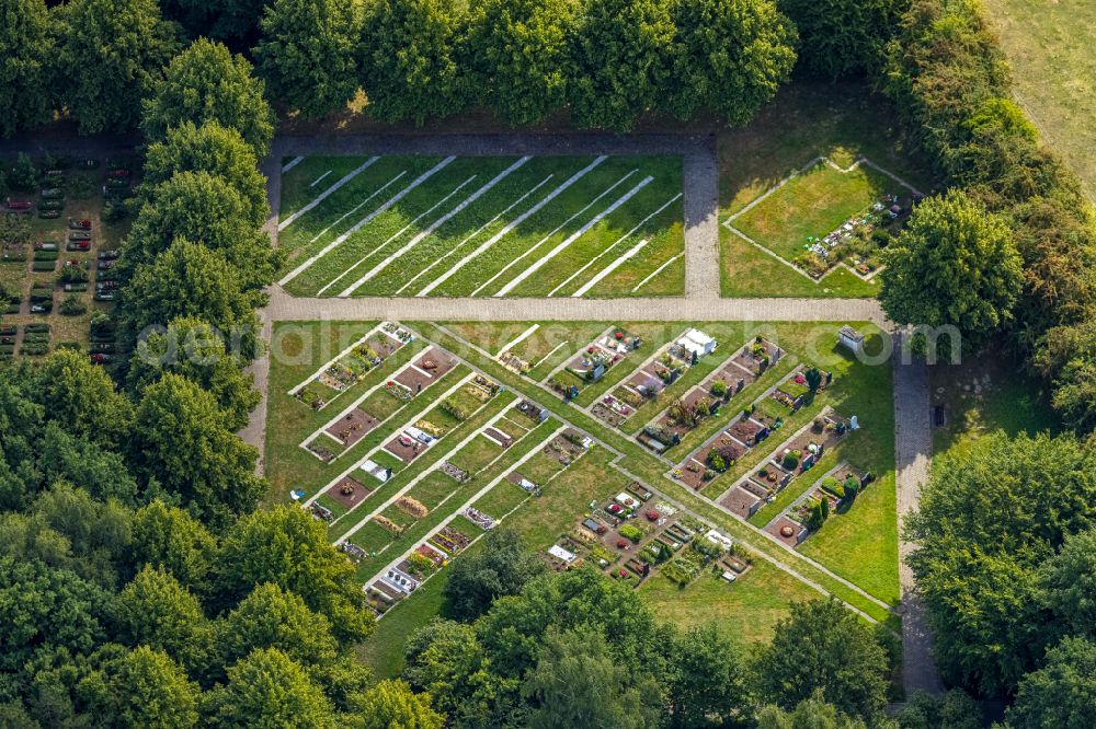 Aerial image Mülheim an der Ruhr - Grave rows on the grounds of the cemetery Muelheim on Ruhr in Muelheim on the Ruhr in the state North Rhine-Westphalia, Germany