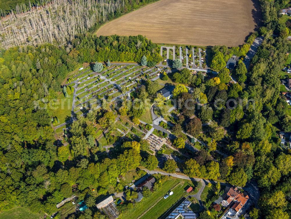 Fröndenberg/Ruhr from above - Grave rows on the grounds of the cemetery Neuer Friedhof Froendenberg in Froendenberg/Ruhr at Sauerland in the state North Rhine-Westphalia, Germany