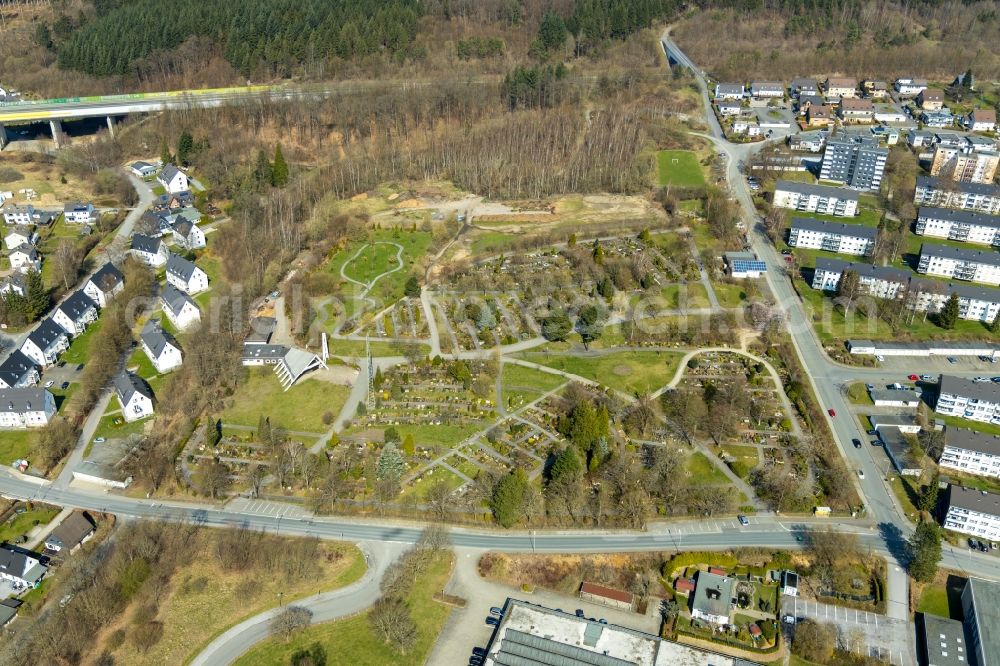 Aerial photograph Meschede - Grave rows on the grounds of the cemetery Nordfriedhof on Hudeweg in Meschede in the state North Rhine-Westphalia, Germany
