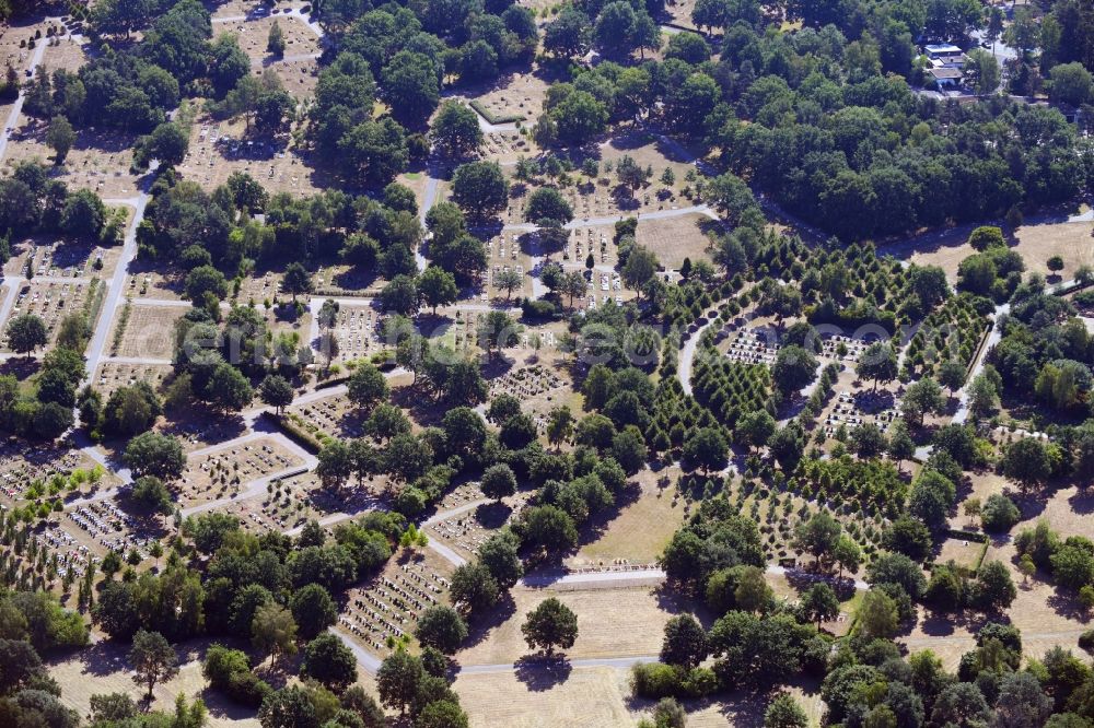 Aerial image Wolfsburg - Grave rows on the grounds of the cemetery Nordfriedhof in the district Nordstadt in Wolfsburg in the state Lower Saxony, Germany