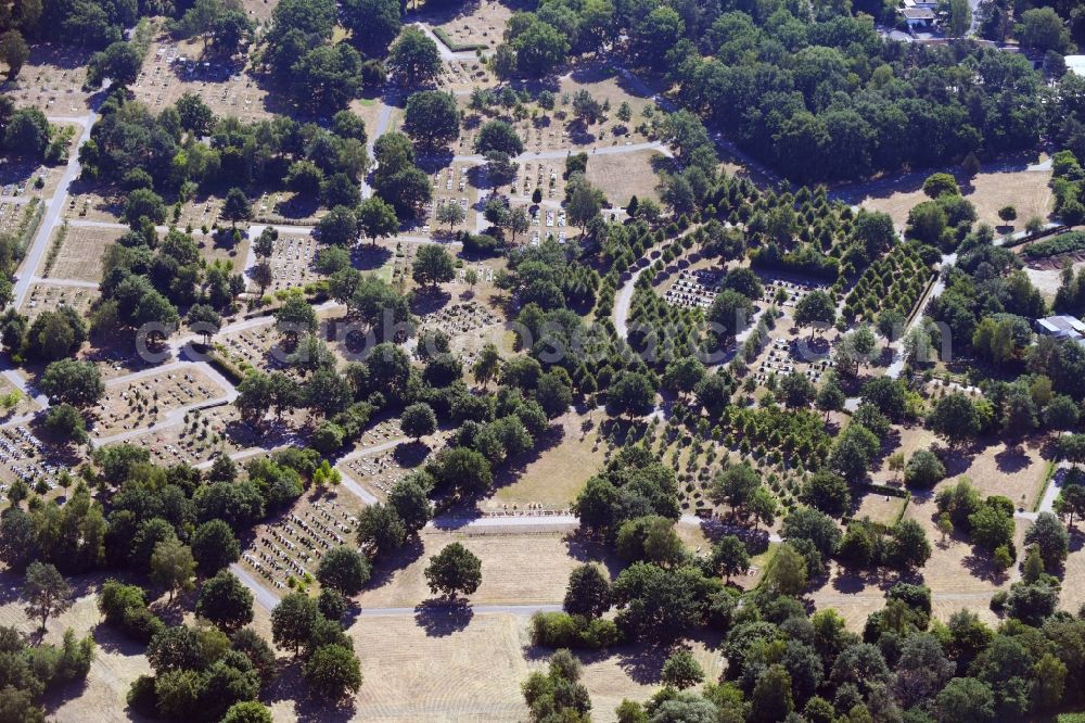 Aerial photograph Wolfsburg - Grave rows on the grounds of the cemetery Nordfriedhof in the district Nordstadt in Wolfsburg in the state Lower Saxony, Germany