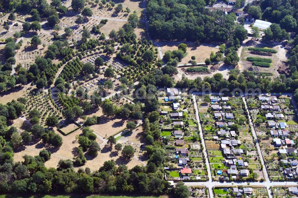 Wolfsburg from the bird's eye view: Grave rows on the grounds of the cemetery Nordfriedhof in the district Nordstadt in Wolfsburg in the state Lower Saxony, Germany