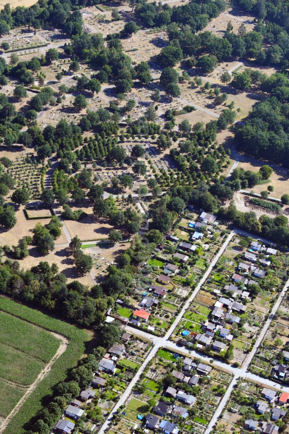 Aerial image Wolfsburg - Grave rows on the grounds of the cemetery Nordfriedhof in the district Nordstadt in Wolfsburg in the state Lower Saxony, Germany