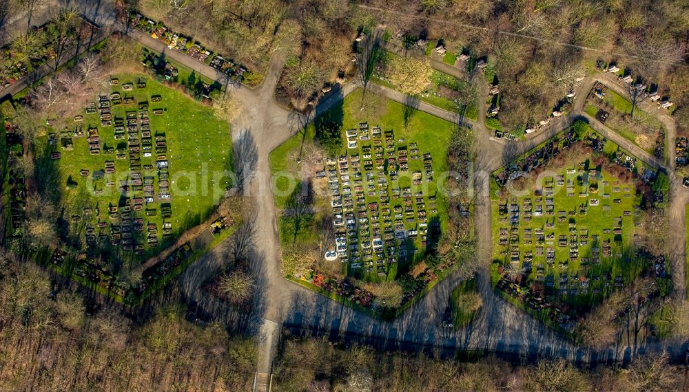 Oberhausen from above - Grave rows on the grounds of the cemetery on Bergstrasse in Oberhausen in the state North Rhine-Westphalia