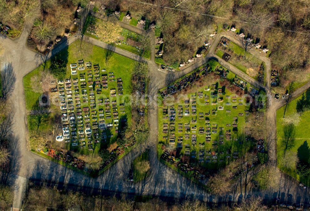 Oberhausen from the bird's eye view: Grave rows on the grounds of the cemetery on Bergstrasse in Oberhausen in the state North Rhine-Westphalia