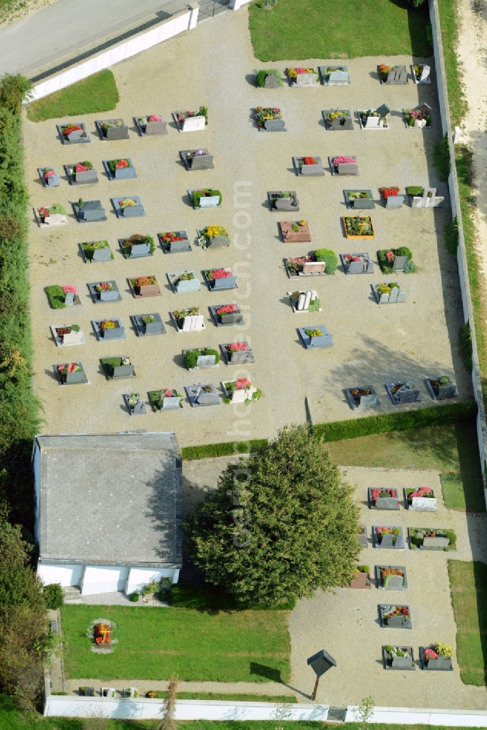 Aerial photograph Dischingen - Grave rows on the grounds of the cemetery in the Demmingen part of Dischingen in the state of Baden-Wuerttemberg