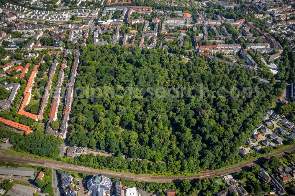 Dortmund from above - Grave rows on the grounds of the cemetery Ostfriedhof in Dortmund in the state North Rhine-Westphalia, Germany