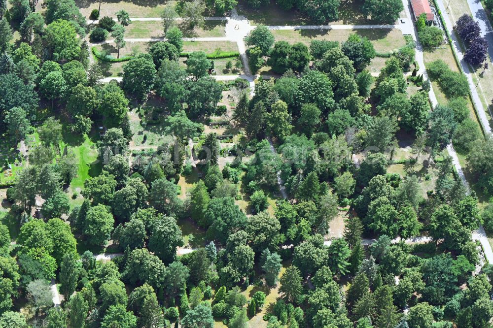 Berlin from the bird's eye view: Grave rows on the grounds of the cemetery Pankow III in the district Niederschoenhausen in Berlin, Germany