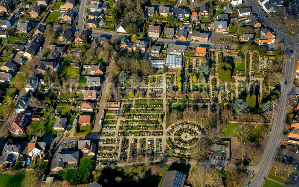 Aerial photograph Rees - Grave rows on the grounds of the cemetery on street Westring in Rees in the state North Rhine-Westphalia, Germany