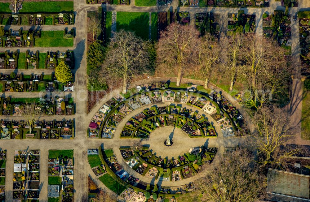 Rees from above - Grave rows on the grounds of the cemetery on street Westring in Rees in the state North Rhine-Westphalia, Germany