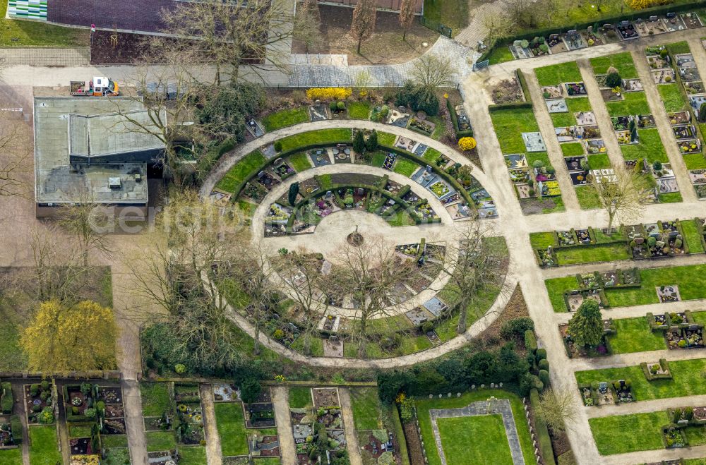 Aerial photograph Rees - Grave rows on the grounds of the cemetery on street Westring in Rees in the state North Rhine-Westphalia, Germany