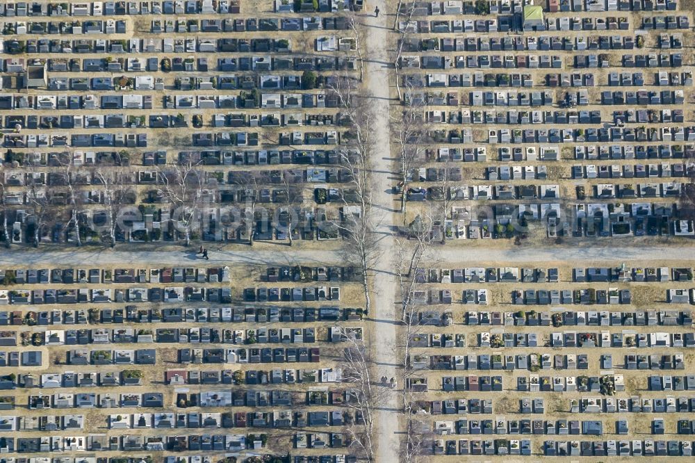 Regensburg from the bird's eye view: Grave rows on the grounds of the cemetery in Regensburg in the state Bavaria