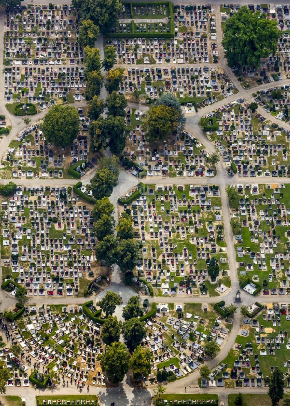 Aerial photograph Regensburg - Grave rows on the grounds of the cemetery in Regensburg in the state Bavaria