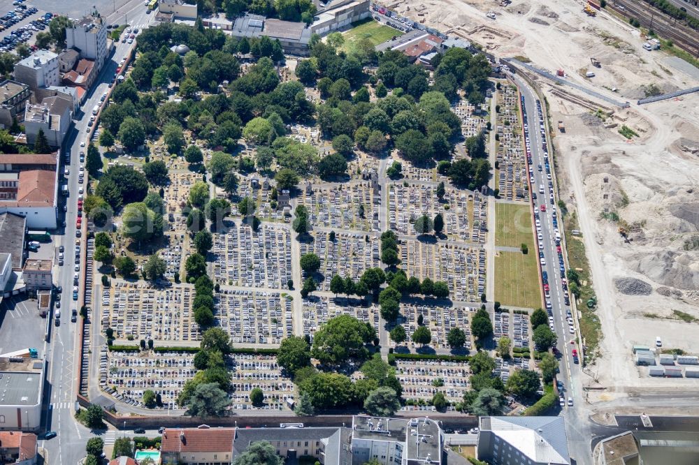 Aerial image Reims - Grave rows on the grounds of the cemetery in Reims in Grand Est, France