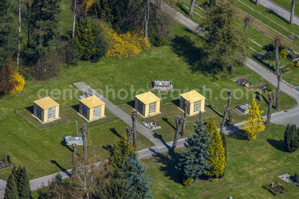 Hagen from the bird's eye view: Grave rows on the grounds of the cemetery Rembergfriedhof in Hagen at Ruhrgebiet in the state North Rhine-Westphalia, Germany