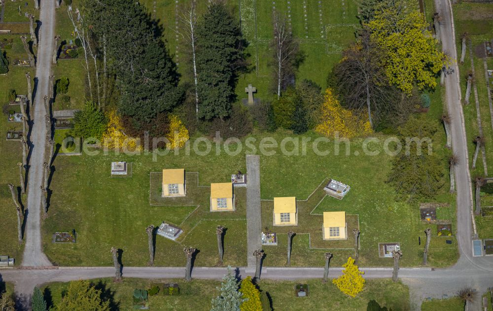 Aerial image Hagen - Grave rows on the grounds of the cemetery Rembergfriedhof in Hagen at Ruhrgebiet in the state North Rhine-Westphalia, Germany