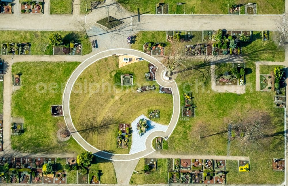 Herne from the bird's eye view: Grave rows on the grounds of the cemetery on Richard-Wagner-Strasse in Herne in the state North Rhine-Westphalia