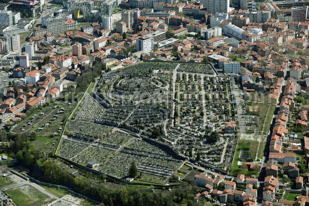 Aerial photograph Saint-Etienne - Grave rows on the grounds of the cemetery in Saint-Etienne in Auvergne Rhone-Alpes, France