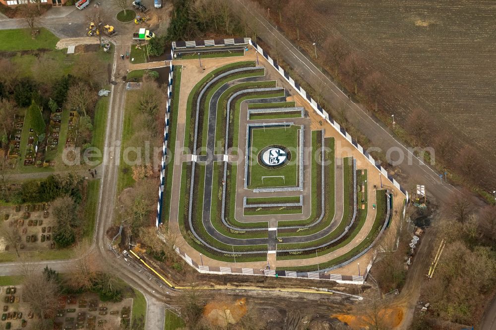 Aerial image Gelsenkirchen - Grave rows on the grounds of the cemetery Schalke-FanFeld on street Pfeilstrasse in the district Beckhausen in Gelsenkirchen at Ruhrgebiet in the state North Rhine-Westphalia, Germany