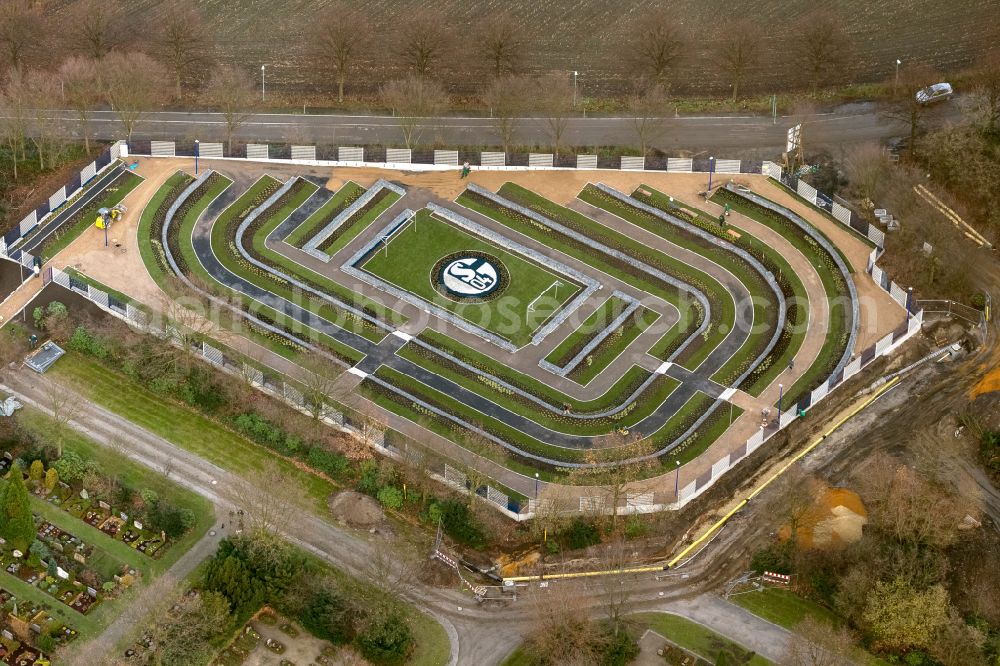 Aerial image Gelsenkirchen - Grave rows on the grounds of the cemetery Schalke-FanFeld on street Pfeilstrasse in the district Beckhausen in Gelsenkirchen at Ruhrgebiet in the state North Rhine-Westphalia, Germany