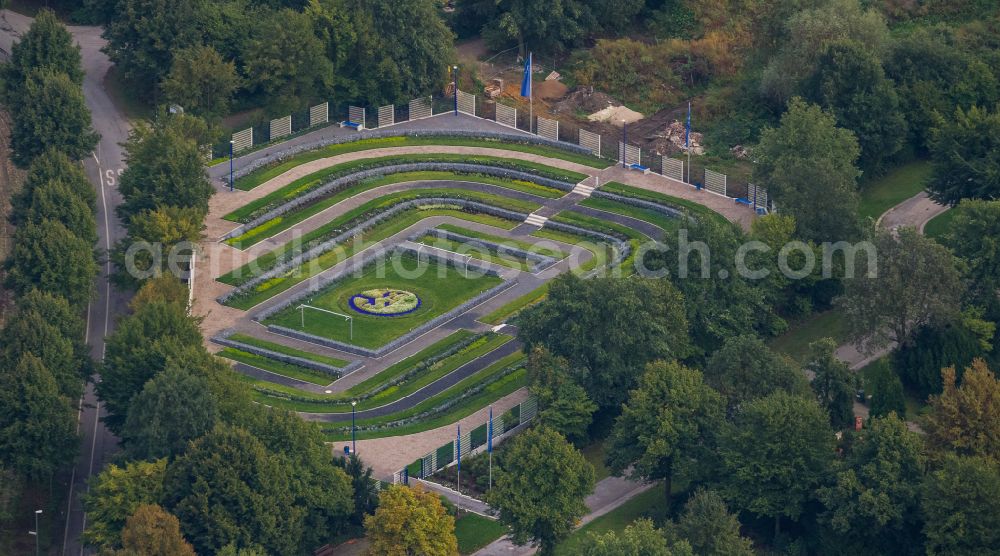 Aerial photograph Gelsenkirchen - Grave rows on the grounds of the cemetery Schalke-FanFeld on street Pfeilstrasse in the district Beckhausen in Gelsenkirchen at Ruhrgebiet in the state North Rhine-Westphalia, Germany