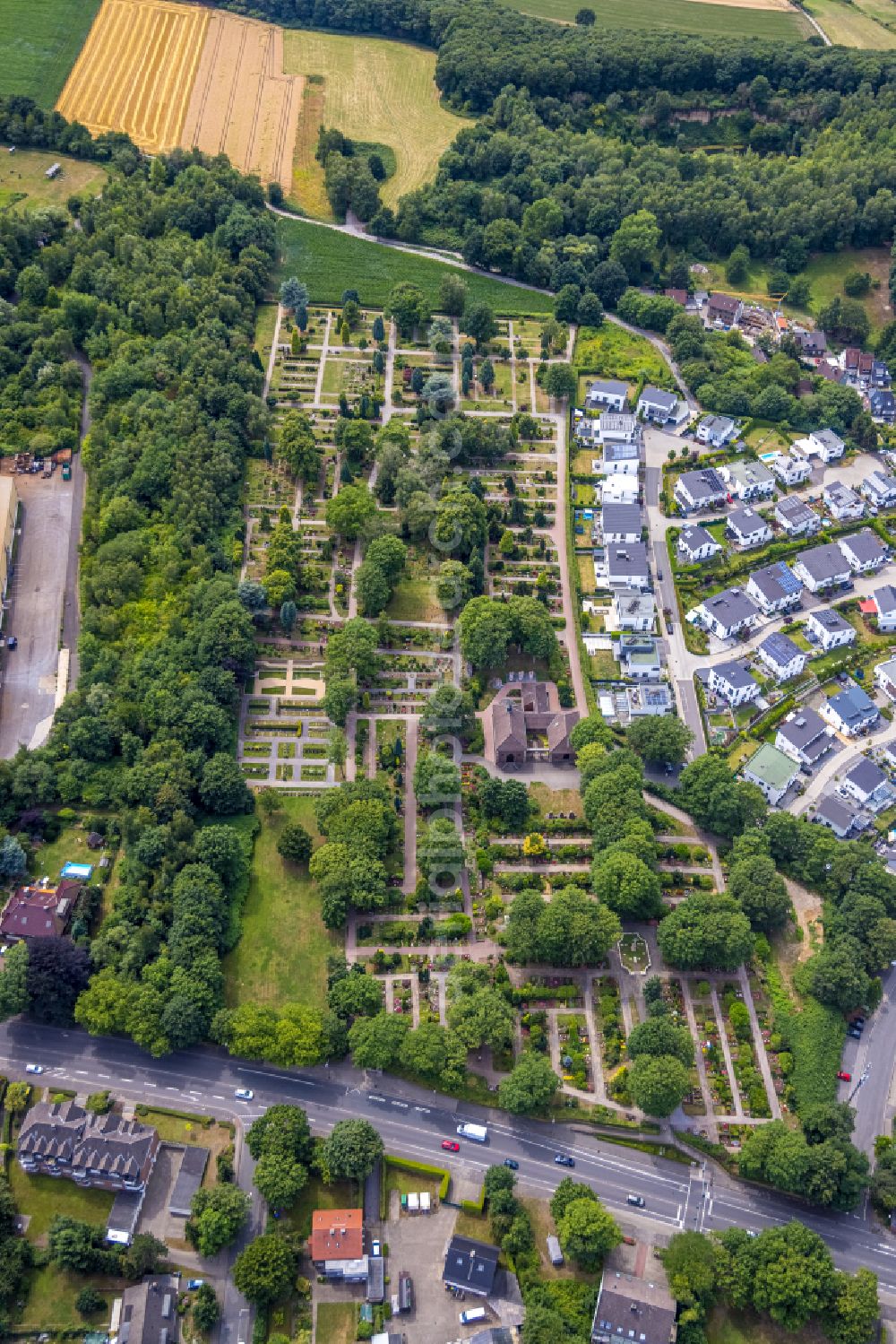 Castrop-Rauxel from above - Grave rows on the grounds of the cemetery on street Am Scheitensberg in Castrop-Rauxel at Ruhrgebiet in the state North Rhine-Westphalia, Germany