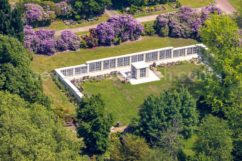 Aerial photograph Herne - Grave rows on the grounds of the cemetery Suedfriedhof Herne in Herne at Ruhrgebiet in the state North Rhine-Westphalia, Germany