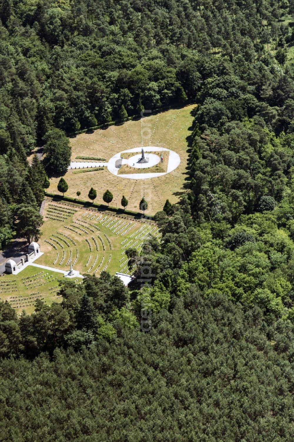 Aerial image Stahnsdorf - Grave rows on the grounds of the cemetery Suedwestkirchhof Stahnsdorf in Stahnsdorf in the state Brandenburg, Germany