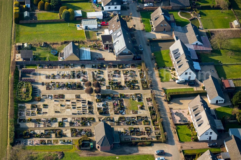 Emmerich am Rhein from the bird's eye view: Grave rows on the grounds of the cemetery in Praest district in Emmerich am Rhein in North Rhine-Westphalia