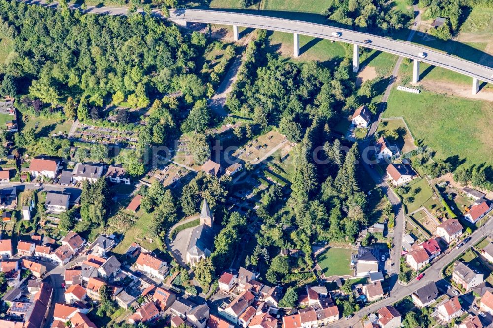 Alsenz from above - Grave rows on the grounds of the cemetery unter of state road B48 in Alsenz in the state Rhineland-Palatinate, Germany