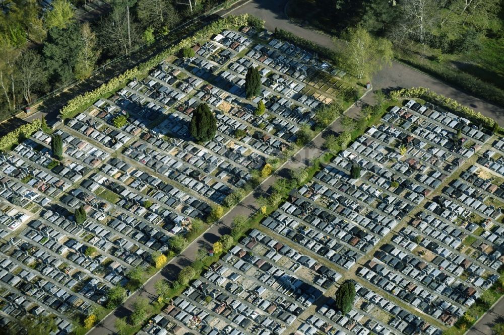 Aerial photograph Versailles - Grave rows on the grounds of the cemetery Cimetiere des Gonards Rue de la Porte de Buc in Versailles in Ile-de-France, France