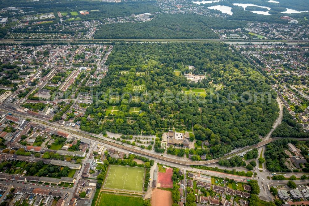 Duisburg from the bird's eye view: Grave rows on the grounds of the cemetery Waldfriedhof Duisburg on Duesseldorfer Strasse in the district Wanheimerort in Duisburg at Ruhrgebiet in the state North Rhine-Westphalia, Germany