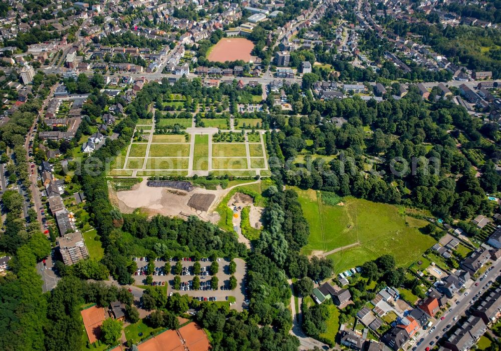 Aerial image Bottrop - Grave rows on the grounds of the cemetery Westfriedhof in Bottrop in the state North Rhine-Westphalia