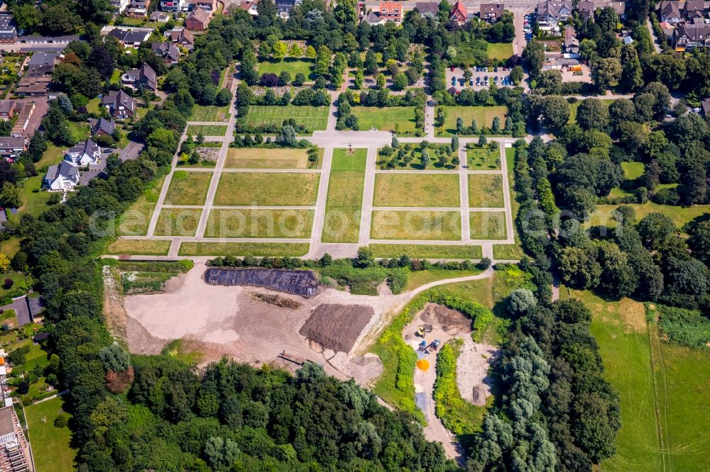 Aerial photograph Bottrop - Grave rows on the grounds of the cemetery Westfriedhof in Bottrop in the state North Rhine-Westphalia