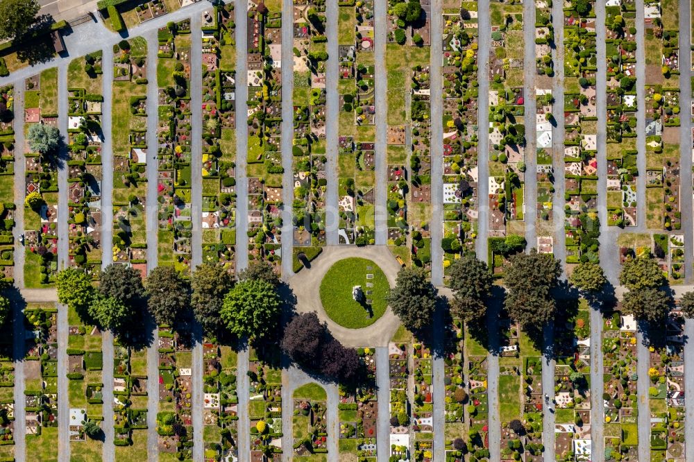 Neubeckum from the bird's eye view: Grave rows on the grounds of the catholic cemetery in Neubeckum in the state North Rhine-Westphalia, Germany