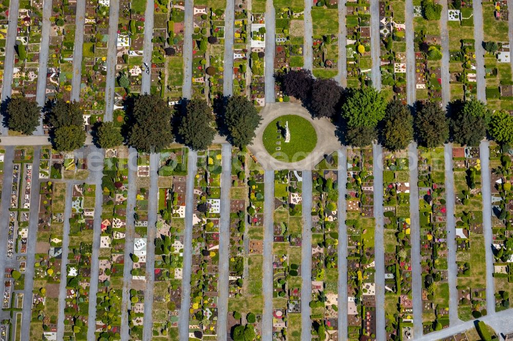 Aerial image Neubeckum - Grave rows on the grounds of the catholic cemetery in Neubeckum in the state North Rhine-Westphalia, Germany