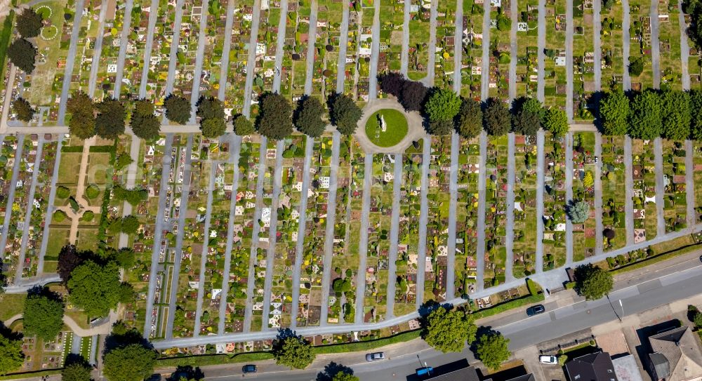 Aerial photograph Neubeckum - Grave rows on the grounds of the catholic cemetery in Neubeckum in the state North Rhine-Westphalia, Germany