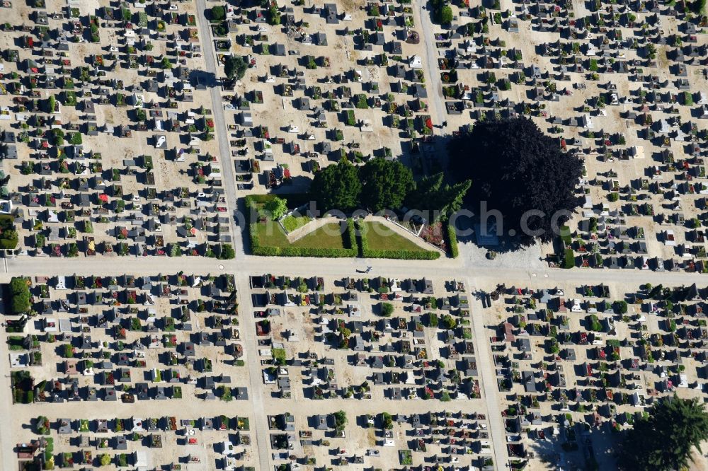 Aerial photograph Straubing - Grave rows on the grounds of the cemetery of Katholischen Pfarramtes St. Peter in Straubing in the state Bavaria, Germany