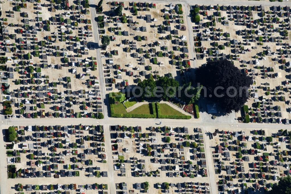 Aerial image Straubing - Grave rows on the grounds of the cemetery of Katholischen Pfarramtes St. Peter in Straubing in the state Bavaria, Germany