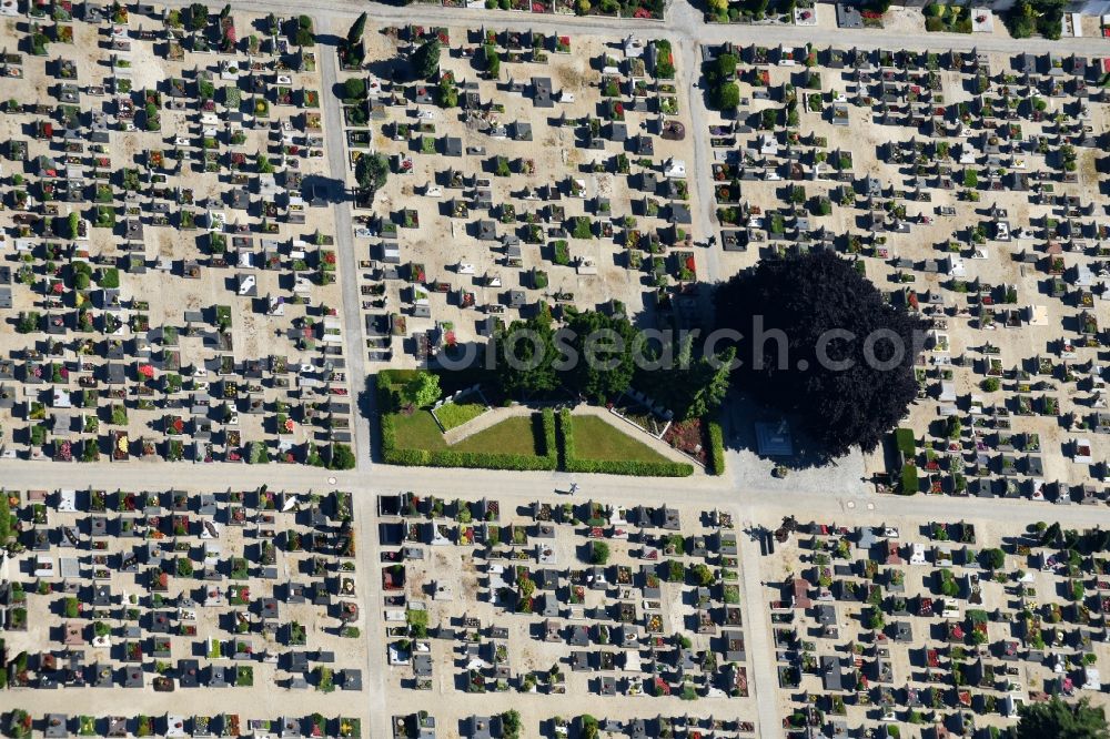 Aerial photograph Straubing - Grave rows on the grounds of the cemetery of Katholischen Pfarramtes St. Peter in Straubing in the state Bavaria, Germany